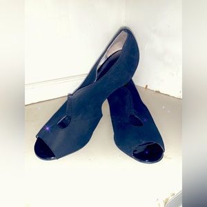 Suede black sandals w/chunky patent leather heel. Size 8.5